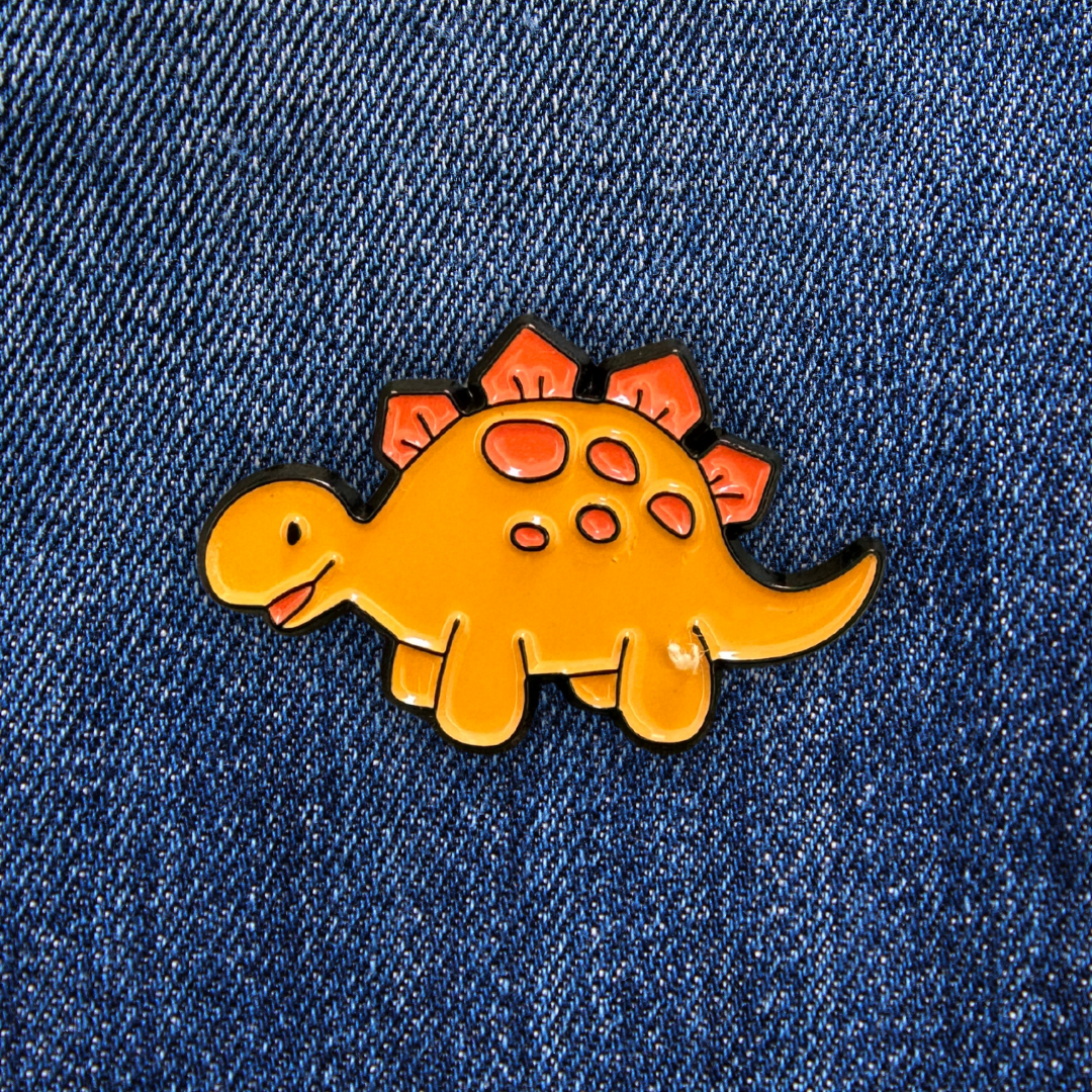 Pins Dinosaure Stégosaure Coloré sur un jean