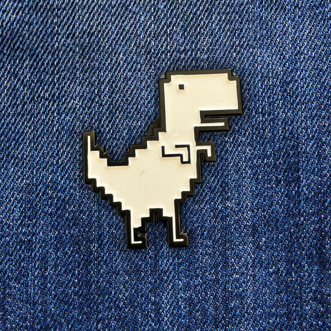 Pins Dinosaure T-rex Pixelisé sur un jean