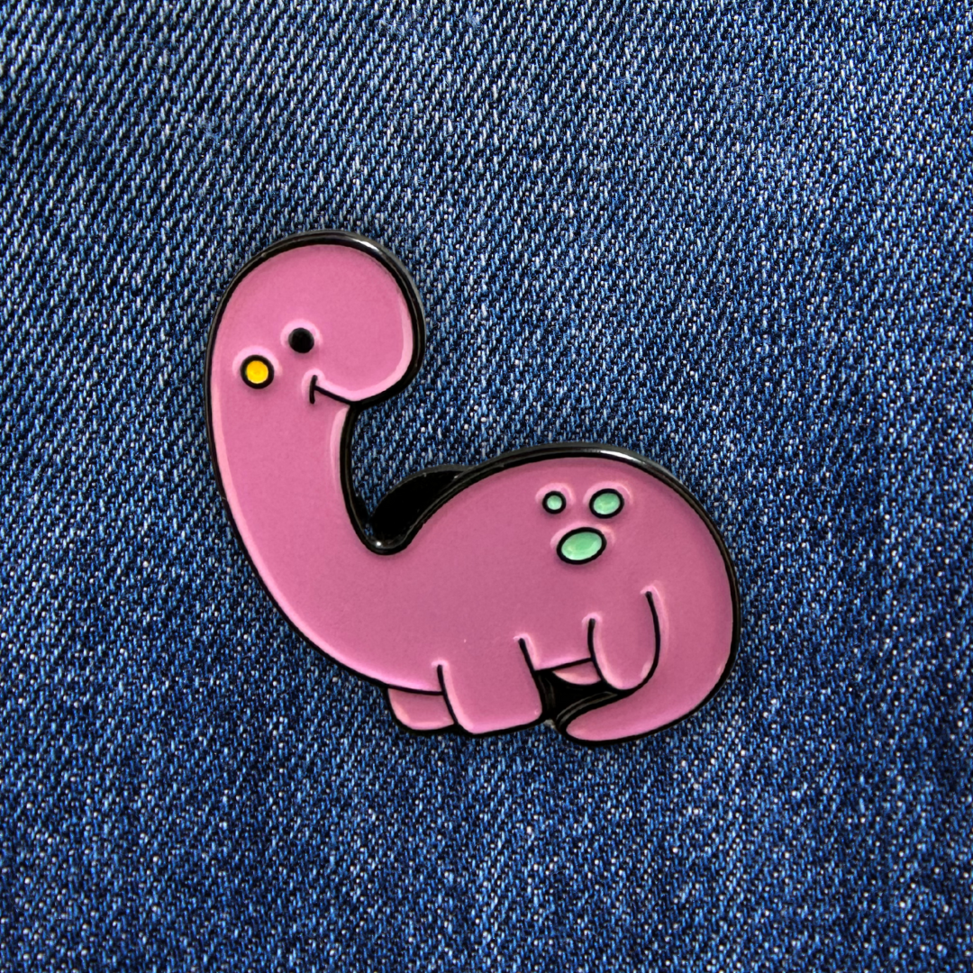 Pins Dinosaure Brachiosaurus Souriant sur un jean