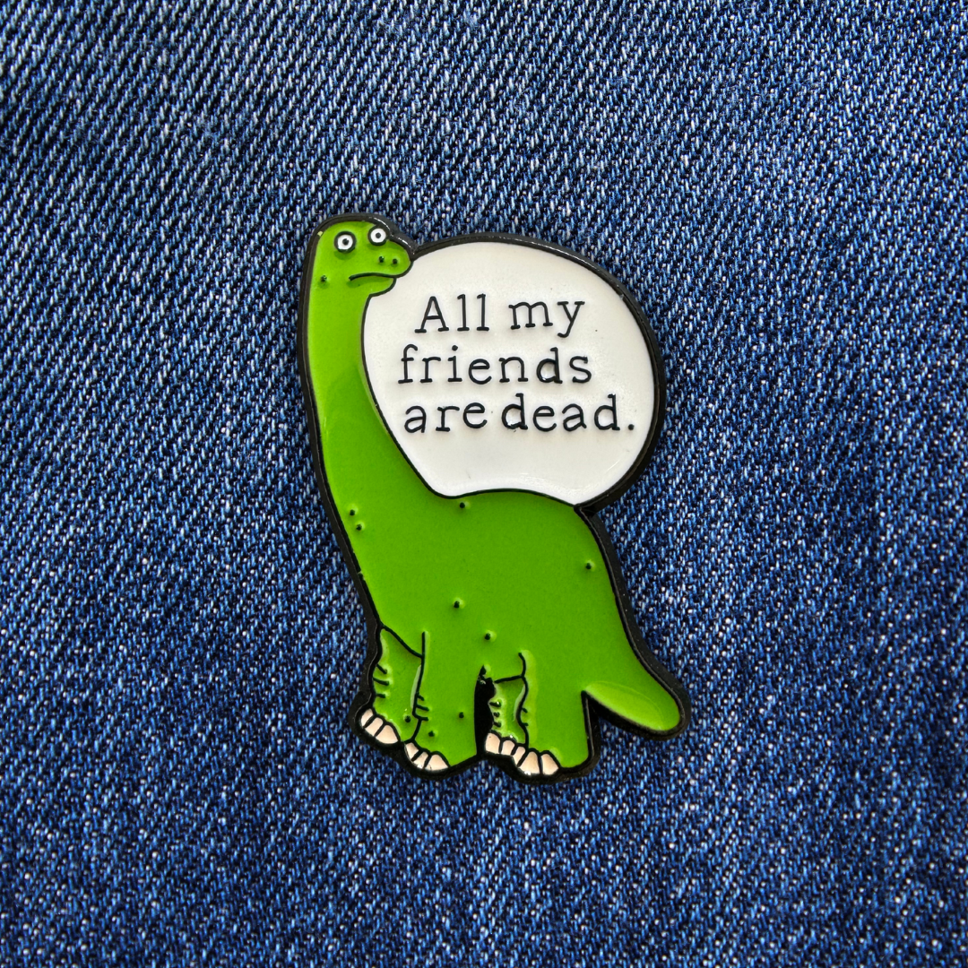 Pins Dinosaure ALL MY FRIENDS ARE DEAD sur un jean