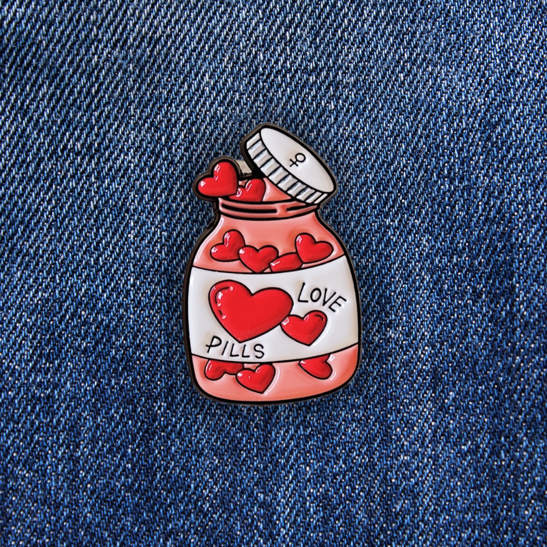 Pin's Pills "Love Pills" sur un jean