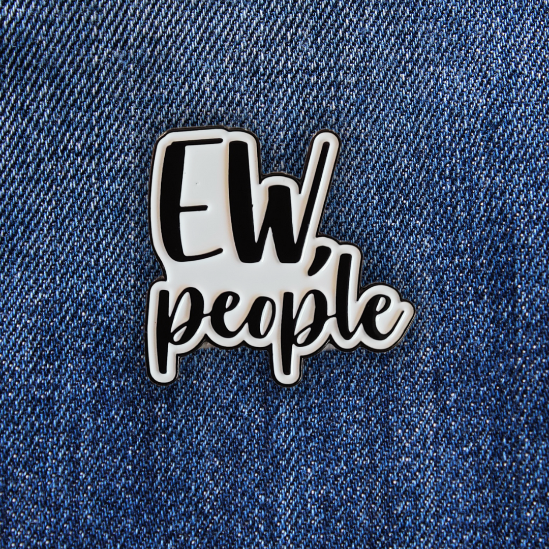 Pin's Asocial "Ew, people" sur un jean