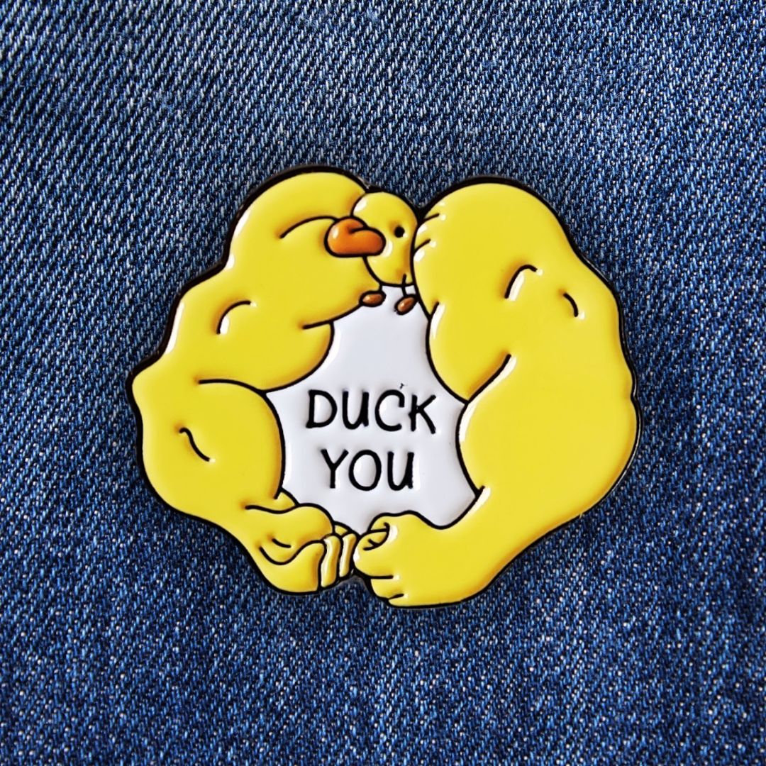 Pins d'un canard sur un jean