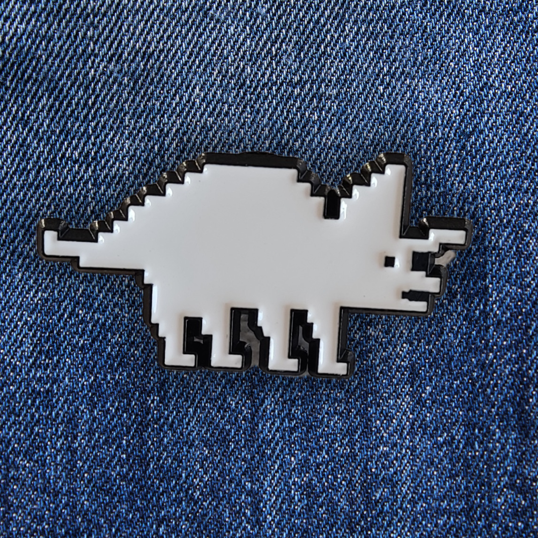 Pins Tricératops Pixel sur Jean