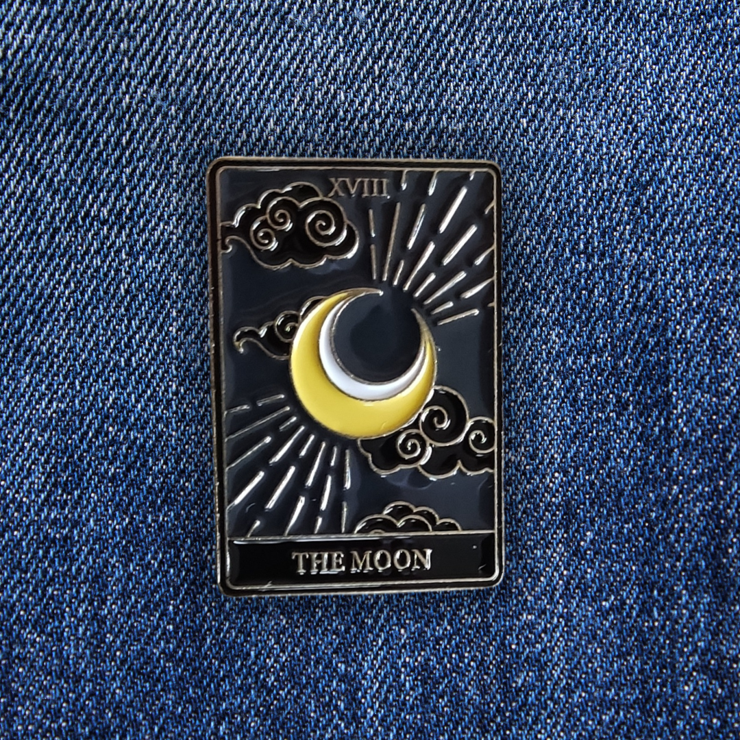 Pins The Moon sur un jean