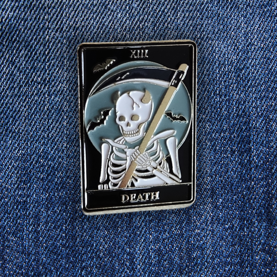 Pins Death sur un jean