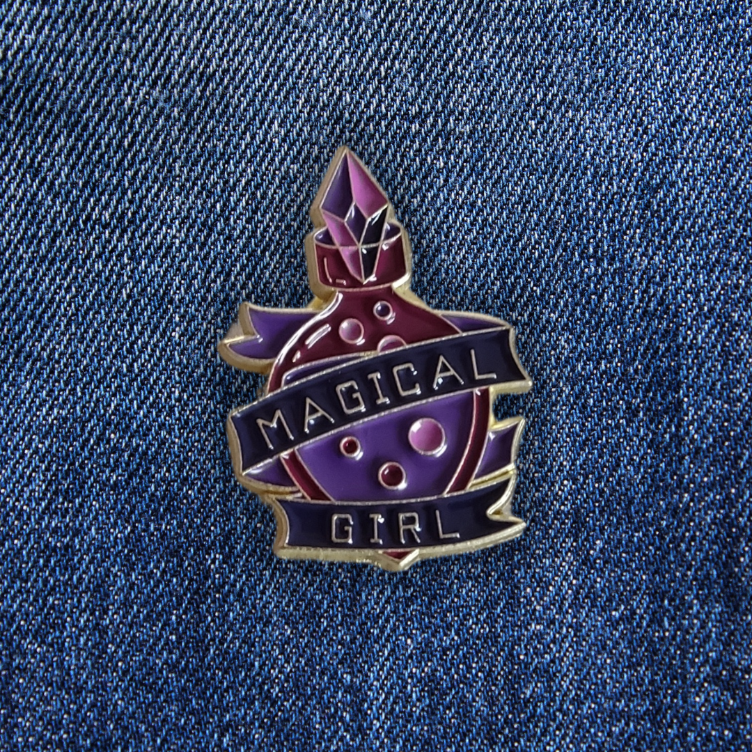 Pins Magical Girl sur un jean